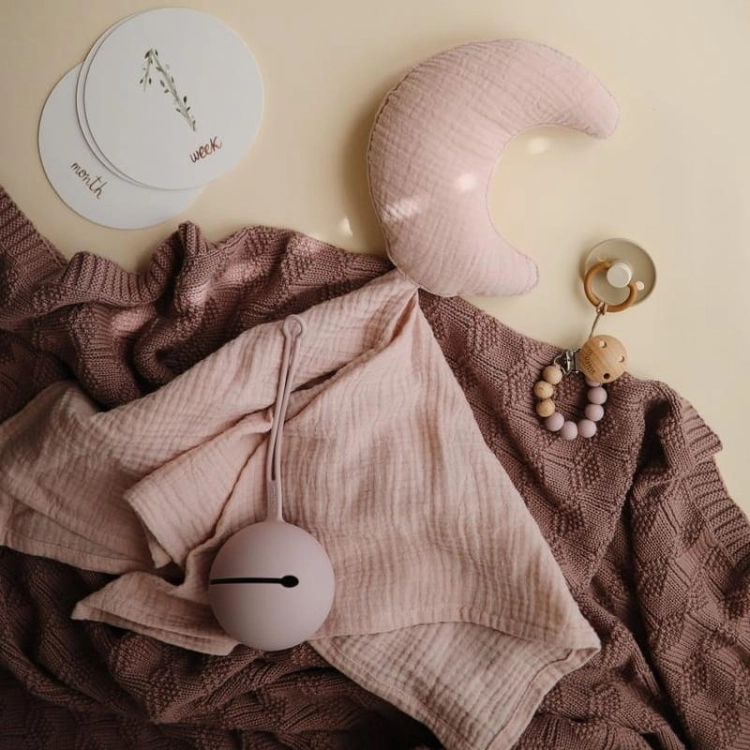 Etui na Smoczek Kula Ball Soft Lilac Mushie