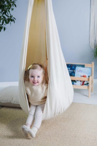 Huśtawka Kokon dla Dzieci Naturalny Tulasek z Dzieckiem - Bajum