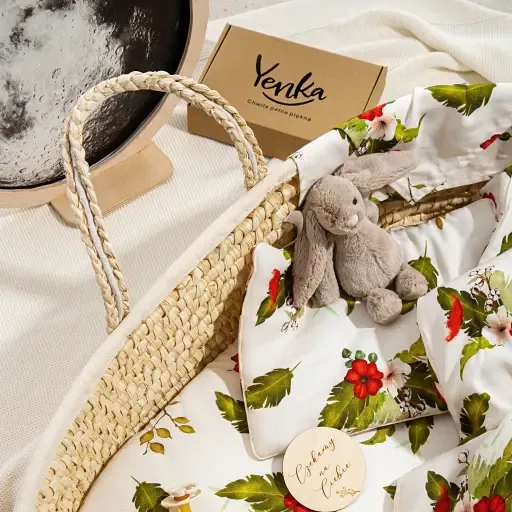 Bambusowa Poduszka Niemowlęca Yenka Flowers w Koszu Mojżesza z Opakowaniem
