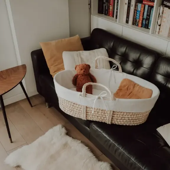 Wyściółka do Kosza Mojżesza – Bawełna Organiczna Biała na Kanapie — Ahojbaby