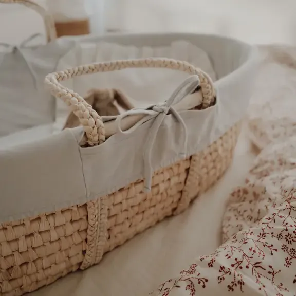 Wyściółka do Kosza Mojżesza Bawełna Organiczna Szara z Króliczkiem w Koszu — Ahojbaby