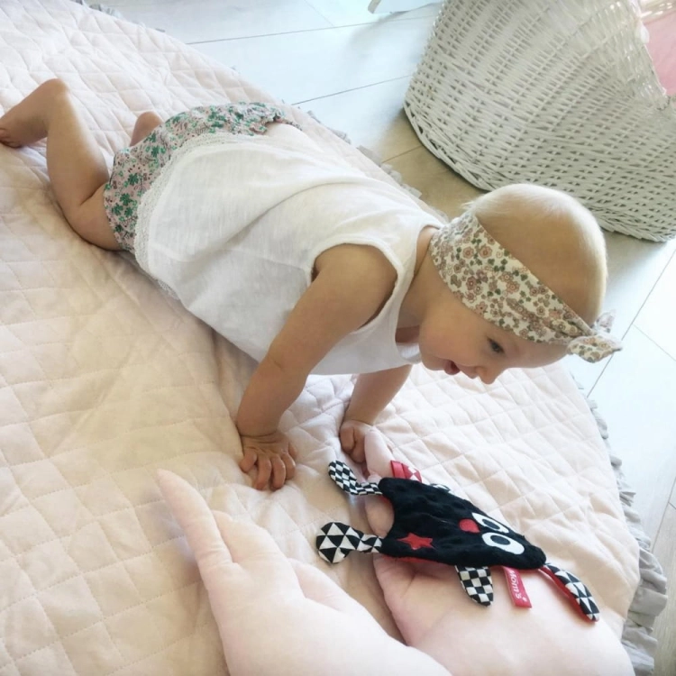 Szeleścik Sensoryczny z Gwiazdką Czarny - Mom's Care