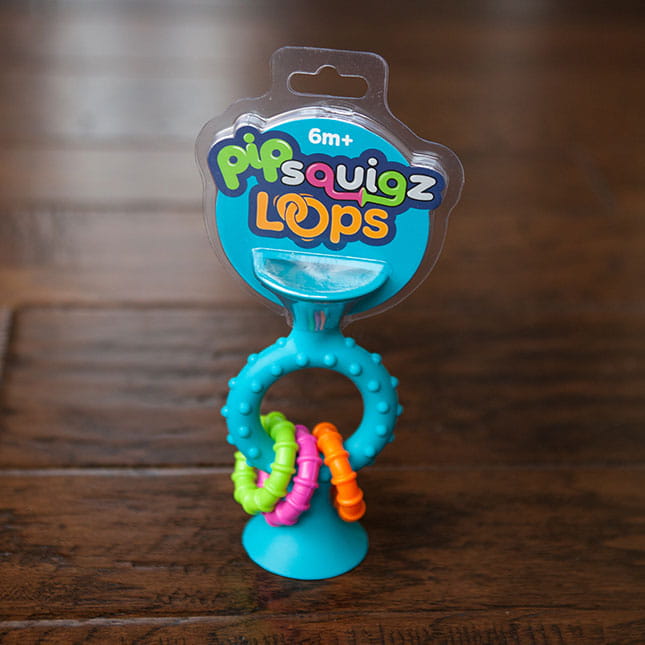 Grzechotko-gryzak z Przyssawką Niebieski — Fat Brain Toys