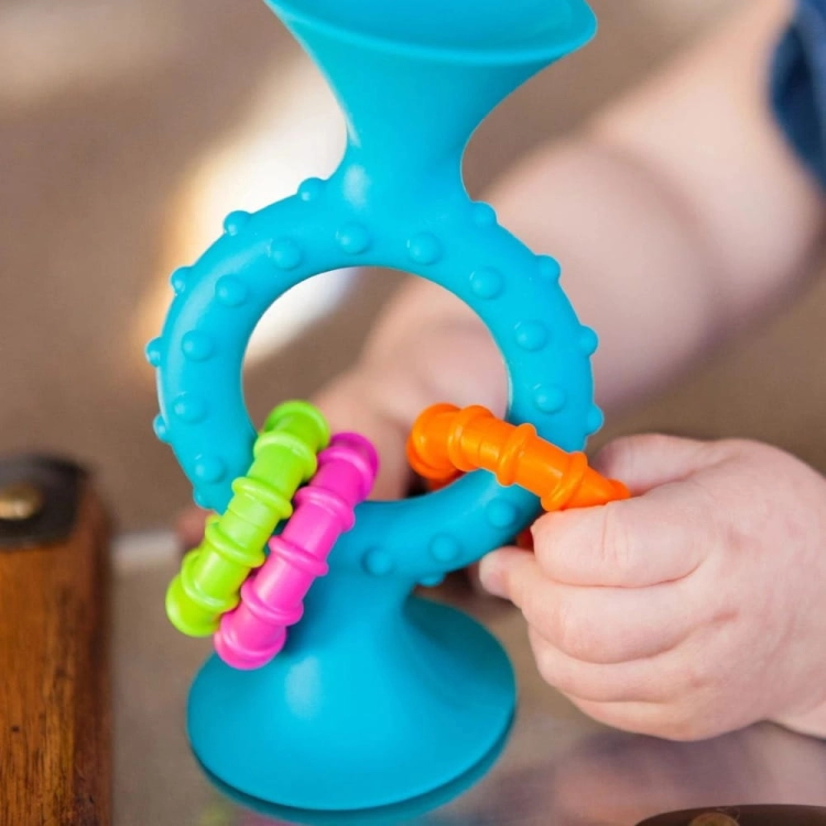 Grzechotko-gryzak z Przyssawką Niebieski — Fat Brain Toys