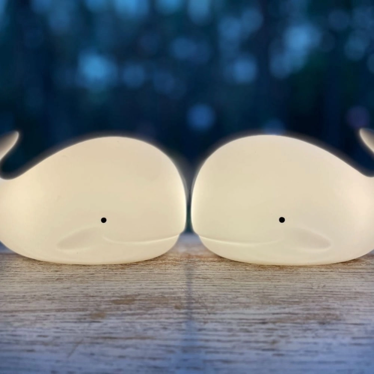 Lampka Nocna Dla Dzieci Stojąca Wieloryb z Pilotem Świecący Światłęm — Rabbit and Friends