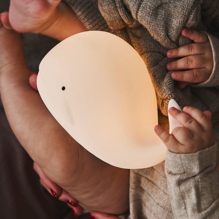 Lampka Nocna Dla Dzieci Stojąca Wieloryb z Pilotem Świecący Światłęm — Rabbit and Friends