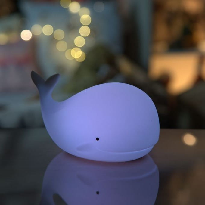 Lampka Nocna Dla Dzieci Stojąca Wieloryb z Pilotem Świecący Światłem Fioletowym — Rabbit and Friends