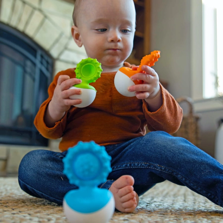 Gryzak dla Niemowlaka Dimpl Wstańka Pomarańczowy — Fat Brain Toys