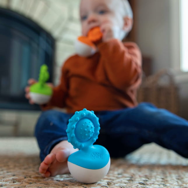 Gryzak dla Niemowlaka Dimpl Wstańka Pomarańczowy — Fat Brain Toys