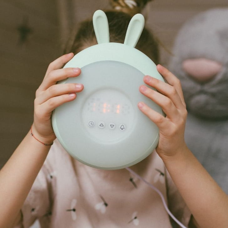Lampka Nocna Dla Dzieci Stojąca Budzik Zielony Królik — Rabbit and Friends