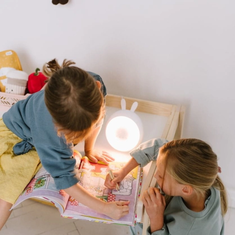 Lampka Nocna Dla Dzieci Stojąca Budzik Biały Królik — Rabbit and Friends