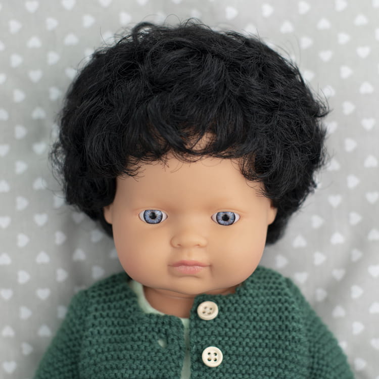 Lalka Chłopiec Europejczyk Czarne Kręcone Włosy 38cm Miniland Doll
