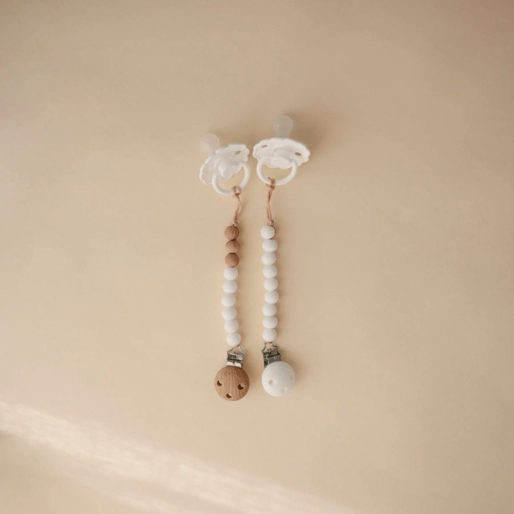Zawieszka koralikowa na smoczek Eva - White / Mushie