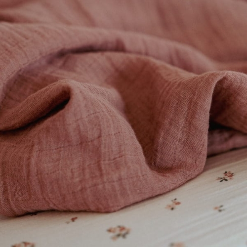 Różowy otulacz z bawełny organicznej Little Dutch – zbliżenie na materiał