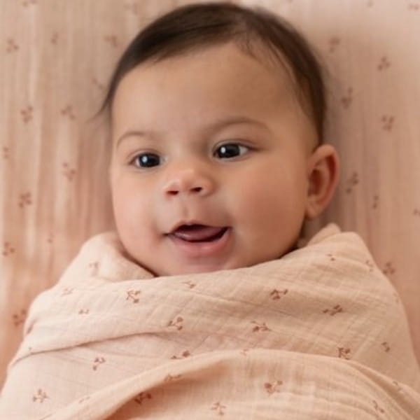Detale kwiatowego nadruku na muślinie Little Dutch Pure Blossom