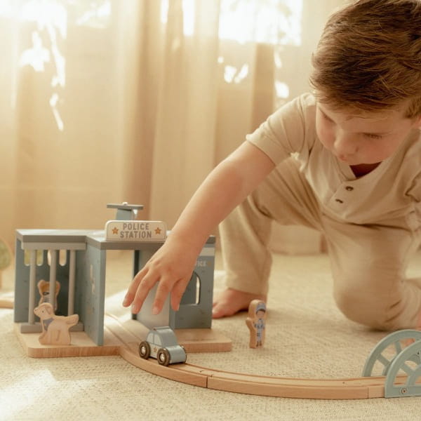 Detale wykonania drewnianej bazy policyjnej – certyfikat FSC
