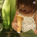 Dziecko obserwujące liść pod mikroskopem KidLupe – przygoda w terenie