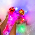 Elmo Glo Pals z kostką umieszczoną na plecach – widok interakcji
