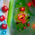 Giętkie rączki postaci Elmo Glo Pals – nauka chwytania