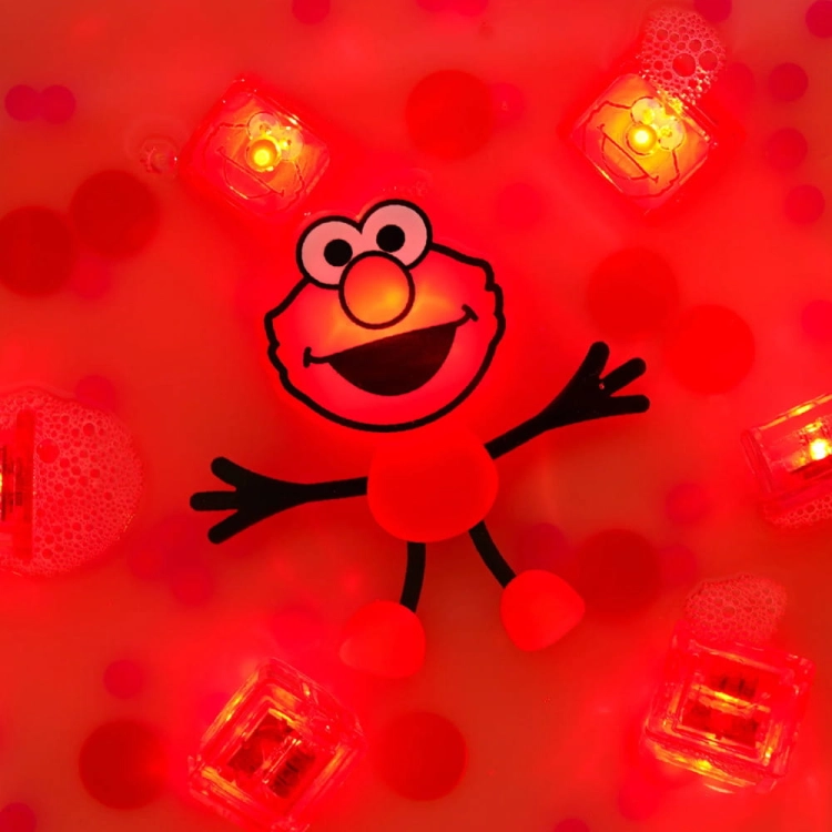 Zbliżenie na czujniki aktywujące światło w kostkach Glo Pals