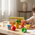 Dziecko lepiące figurki z miękkiej ciastoliny ChildGen