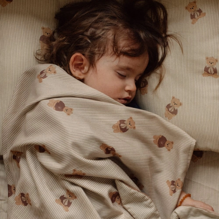 Detal wzoru Baby Bear na delikatnej tkaninie bambusowej