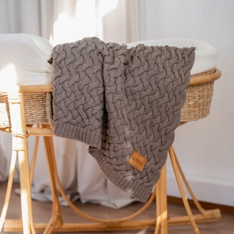 Detal splotu koca merino La Millou w kolorze Stoned Brown