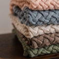 Kocyk z wełny merynosa Stoned Green zbliżenie na miękki splot