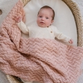 Detal nowoczesnego splotu koca merino La Millou Stoned Pink