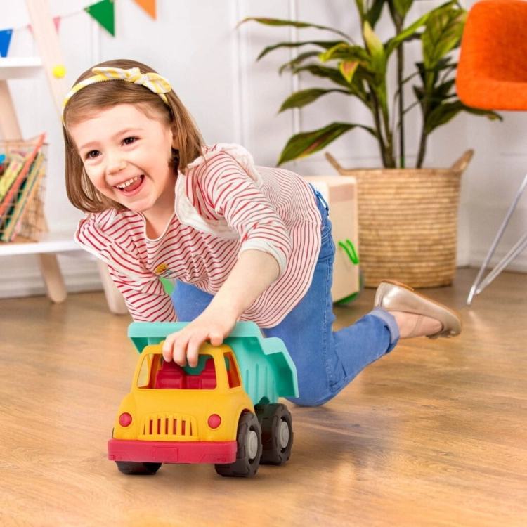 Pojazd budowlany Wonder Wheels B.toys bezpieczny dla roczniaka bawiąca się dziewczynka