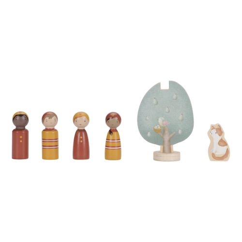 Figurki strażaków Little Dutch obok drewnianego wozu w pastelowych kolorach