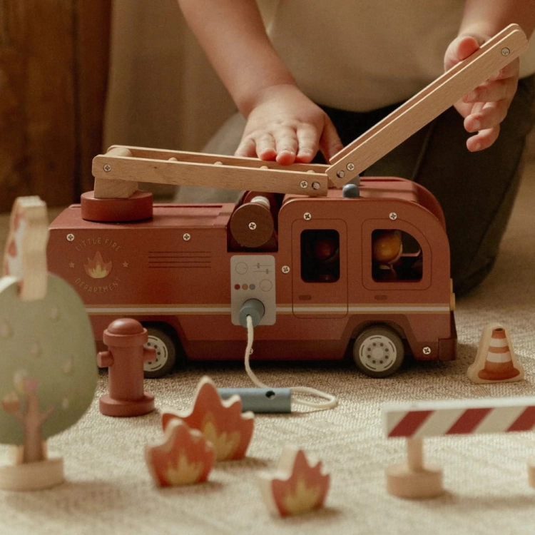 Wóz strażacki Little Dutch z wszystkimi akcesoriami przygotowany do zabawy