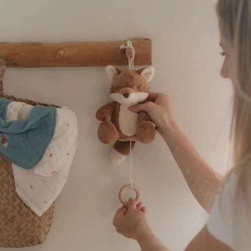 Detale miękkiego materiału i haftu liska z kolekcji Forest Friends