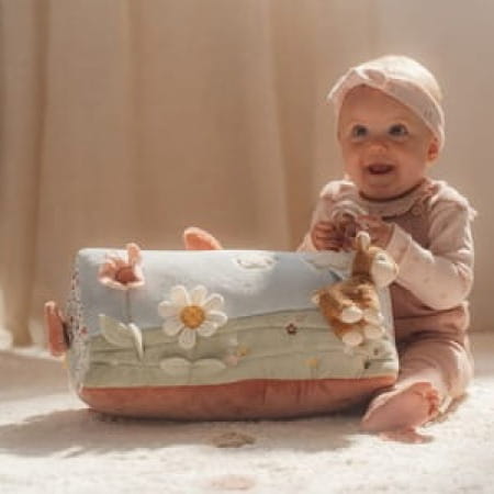 Detale tekstur i struktur materiałów w trójkącie sensorycznym Fairy Garden