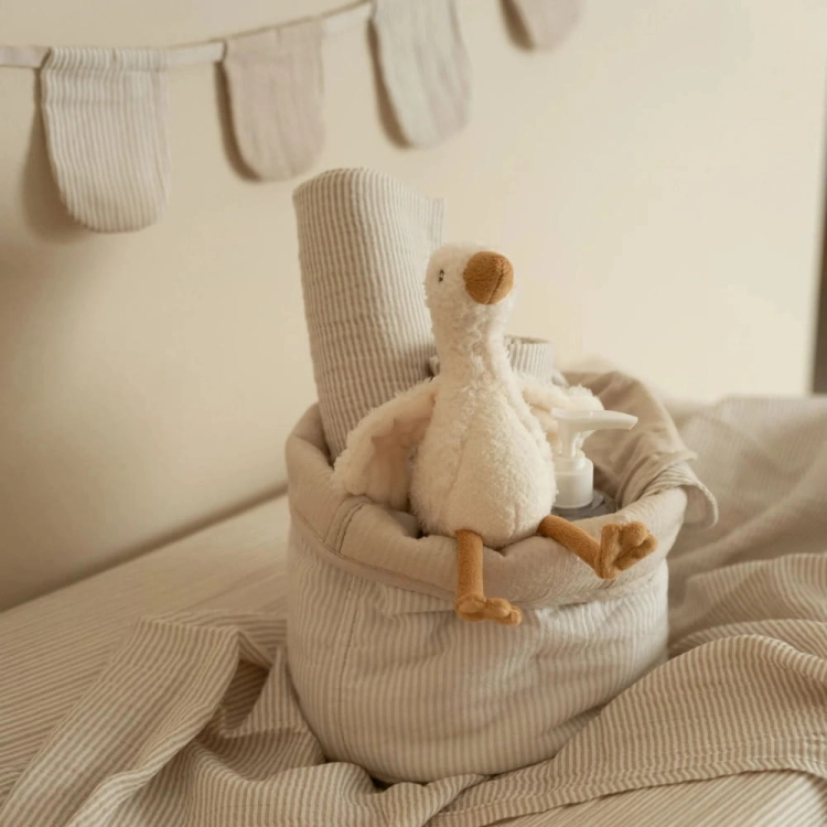 Niemowlę bezpiecznie spowite w otulacz muślinowy Little Dutch Pure Soft Beige