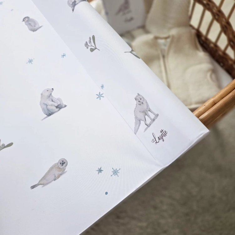 Zbliżenie na wyprofilowane boki przewijaka Layette zapewniające bezpieczeństwo niemowlęcia