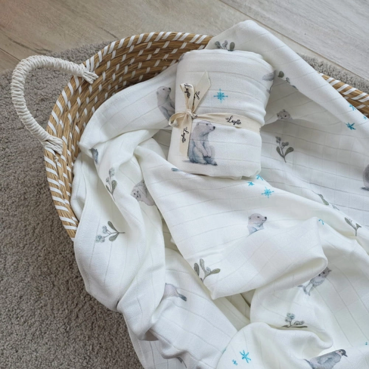 Zbliżenie na splot tetry bambusowej otulacza Layette prezentujące delikatność materiału