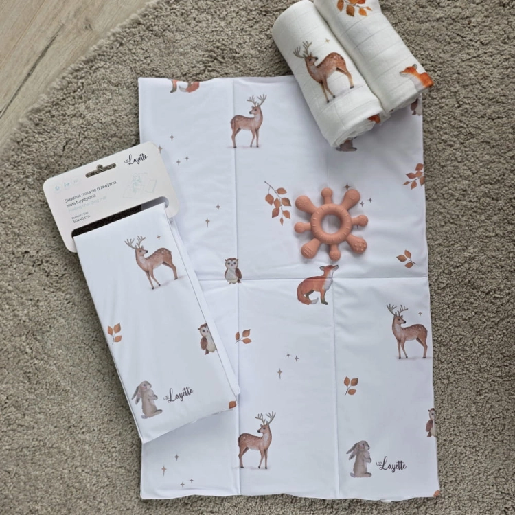 Kompaktowy przewijak turystyczny Layette Woodland spięty napami w formie etui