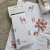 Rozłożona mata turystyczna Layette 60x40 cm prezentująca miękkie wypełnienie i folię