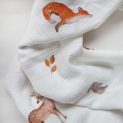 Zbliżenie na delikatny splot tetry bambusowej pieluszki Layette Woodland