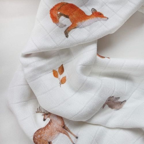 Zbliżenie na delikatny splot tetry bambusowej pieluszki Layette Woodland