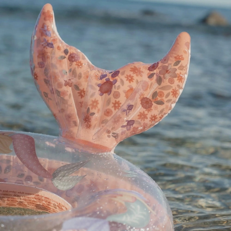 Zbliżenie na ogon syreny z koła do pływania Dreamy Mermaid 91cm Little Dutch – detal nadmuchiwanego koła w wodzi