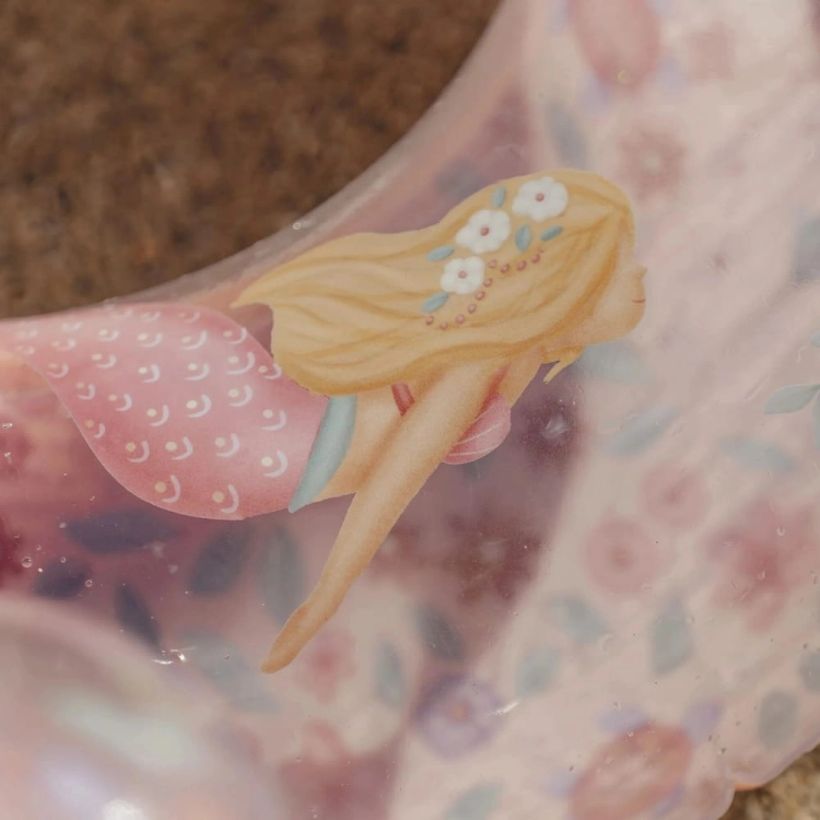 Zbliżenie na nadruk syreny z koła do pływania Dreamy Mermaid Little Dutch – blond syrenka z kwiatami we włosach, różowe koło 91cm