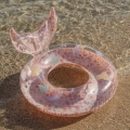 Koło do pływania Dreamy Mermaid 91cm Little Dutch na plaży przy wodzie – różowe nadmuchiwane koło z ogonem syreny