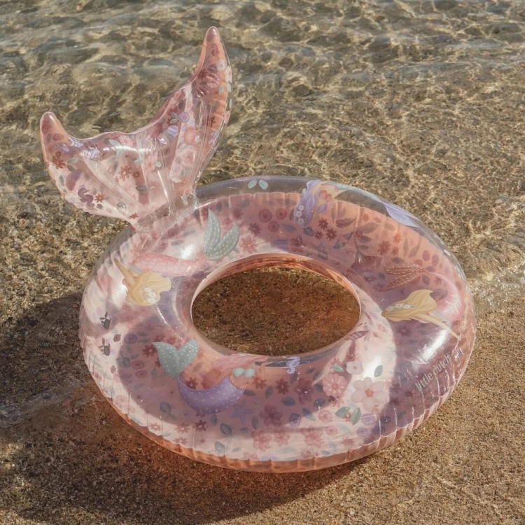 Koło do pływania Dreamy Mermaid 91cm Little Dutch na plaży przy wodzie – różowe nadmuchiwane koło z ogonem syreny