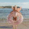 Dziewczynka z kołem do pływania Dreamy Mermaid 91cm Little Dutch na plaży – różowe koło z ogonem syreny, letnia zabawka do wody