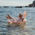 Dziewczynka pływająca w kole do pływania Dreamy Mermaid 91cm Little Dutch w morzu – letnia zabawka wodna dla dzieci