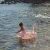 Dziecko w różowym kole do pływania Dreamy Mermaid Little Dutch 91cm w morzu – nadmuchiwane koło z ogonem syreny, zabawka plażowa
