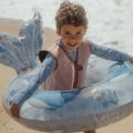 Uśmiechnięty chłopiec w kole do pływania Ocean World Little Dutch 91cm na plaży – niebieskie koło z motywem oceanu dla dzieci