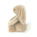 Przytulanka Króliczek Flufflet 18cm oat Jellycat – widok z boku, kremowy królik z białym ogonkiem, maskotka dla dziec